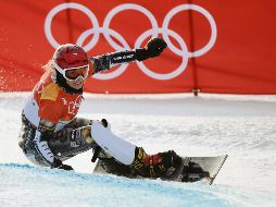 La checa Ester Ledecka se convirtió en la primera mujer en ganar dos oros en pruebas diferentes dentro de una misma edición de los Olímpicos de Invierno. AFP