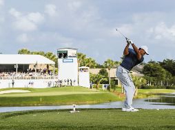 Tercera ronda. Tiger Woods hace su tiro de salida en el hoyo 17. AFP