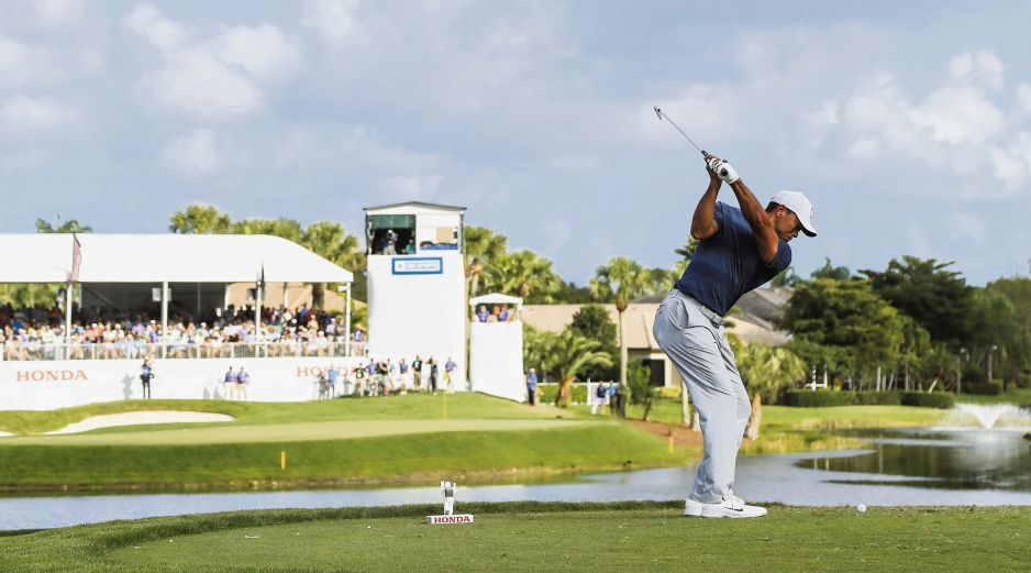 Tercera ronda. Tiger Woods hace su tiro de salida en el hoyo 17. AFP