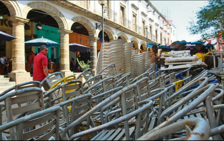 El Ayuntamiento de Guadalajara regresó sillas y mesas, entre otros, que había retirado en 2016 de la Plaza de los Mariachis. El concesionario, Gustavo Ruiz Velasco Nuño, dice que aún no le devuelven todo lo decomisado. EL INFORMADOR/E. Barrera