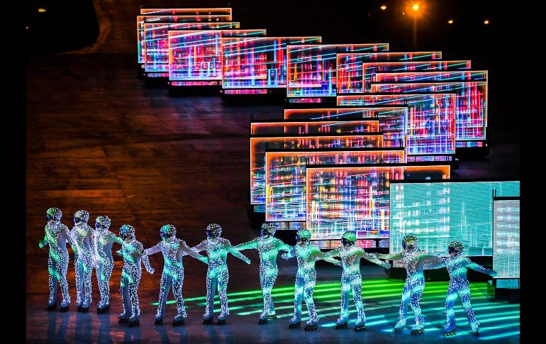 Los Juegos terminan después de 16 días de competición y 102 títulos. Bailarines se presentan en la ceremonia. AFP/C. Stache