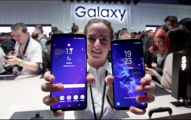La pantalla sigue el diseño infinity display, cuya apariencia permite disimular aún más los bordes. Su tamaño para el S9+ es de 6.2 pulgadas (15.7 cm), mientras que para el S9 es de 5.8 pulgadas (14.7 cm).