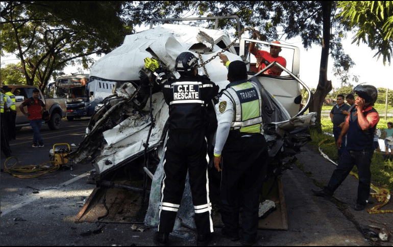 Fuentes policiales indicaron que la causa del accidente podría haber sido la explosión del neumático anterior derecho de uno de los vehículos. ESPECIAL