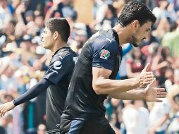 Oswaldo Alanís reacciona luego de fallar el penal en los minutos finales con los que Chivas pudo haberse traído los tres puntos de su visita frente a los Pumas de la UNAM. EFE/J. Núñez