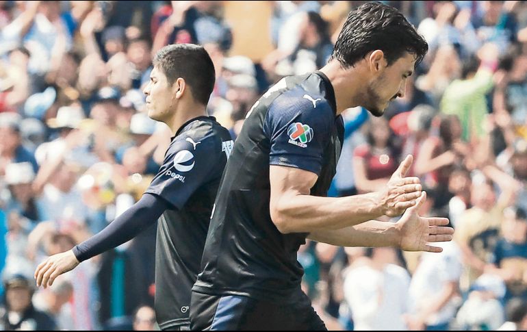 Oswaldo Alanís reacciona luego de fallar el penal en los minutos finales con los que Chivas pudo haberse traído los tres puntos de su visita frente a los Pumas de la UNAM. EFE/J. Núñez