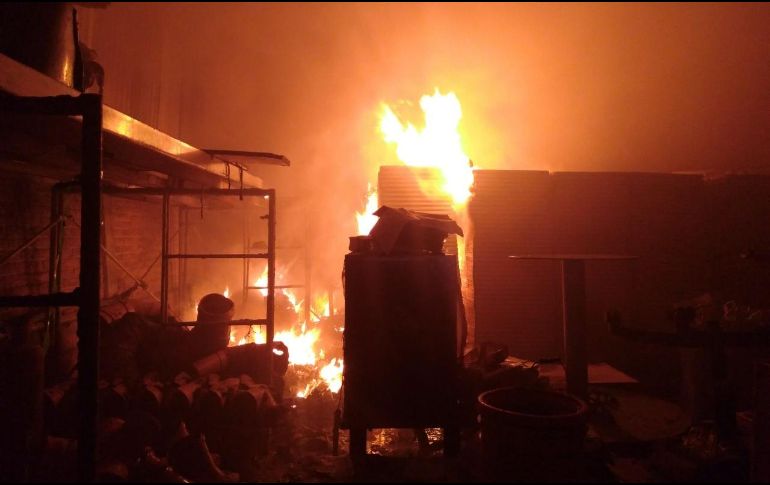 Debido a la distancia entre la bodega y las casas del fraccionamiento no fue necesario hacer evacuaciones preventivas. ESPECIAL/BOMBEROS TLAJOMULCO
