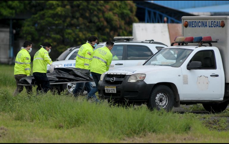 El avión involucrado en el incidente fue obligado a regresar a Ecuador para revisar si había más personas ocultas. EFE/M. PIN