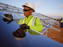 La telefónica diversifica sus servicios y ahora ofrece cotización, financiamiento e instalación de paneles solares. AP/Archivo