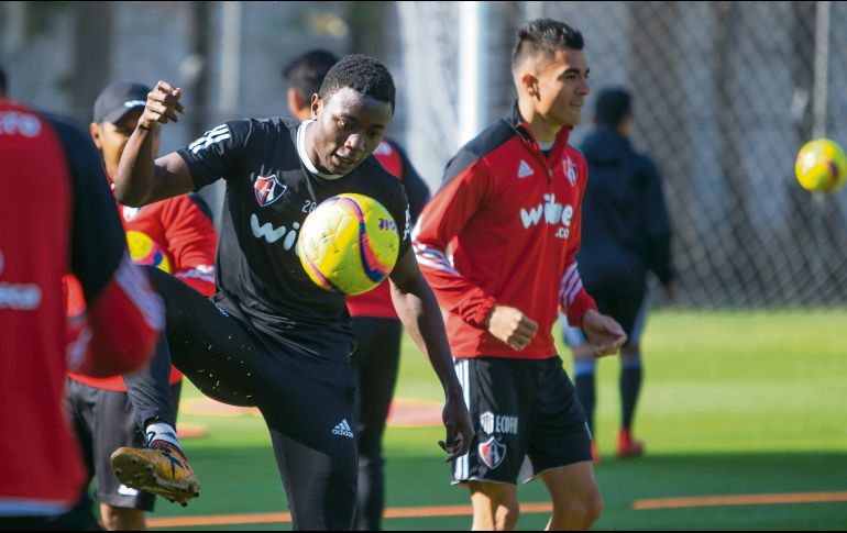 Patrick Soko (izquierda) manifiesta que para ganar ante Veracruz deberá haber “mucha comunicación entre compañeros”. MEXSPORT