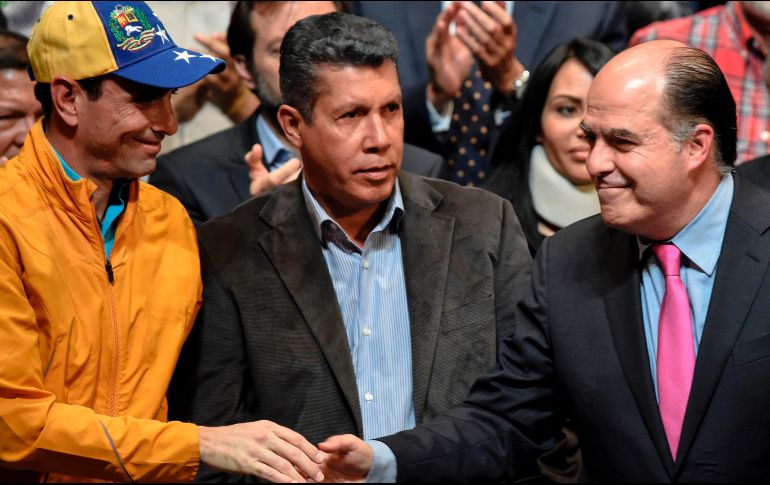 Falcón (centro) se suma al pastor evangélico Javier Bertucci y al ingeniero Reinaldo Quijada en el abanico de aspirantes a la presidencia. AFP/J. Barreto