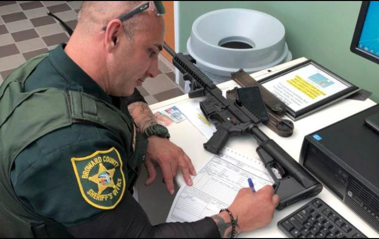 Legisladores demócratas opinan que al menos debe haber una verificación universal de antecedentes que tape el hueco de las ventas en shows y en internet. AP/B. Dickmann