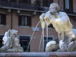 Varios carámbanos de hielo cuelgan de una de las fuentes del centro de Roma. EFE/M. Percossi
