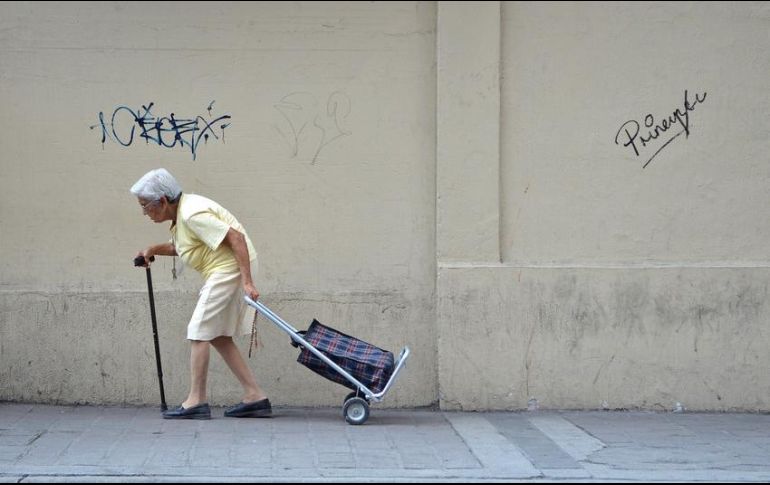 Otros datos que pueden alertar sobre la enfermedad de la osteoporosis, son dolor de huesos y pérdida de la estatura, esto debido a la compresión del sistema óseo. EL INFORMADOR / ARCHIVO