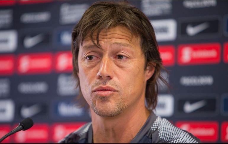 ''(Benjamín Galindo) Es una persona que jugó en el club, que dio muchas cosas importantes (...) conoce muy bien lo que es Chivas'', dice el técnico del Rebaño. MEXSPORT / C. De Marchena