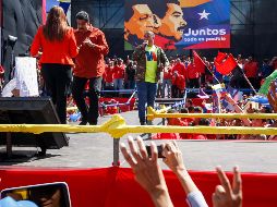 El mandatario venezolano aprovechó el momento luego de entregar los recaudos de su postulación para bailar reguetón con su esposa Cilia Flores en una tarima. EFE / E. Montilva