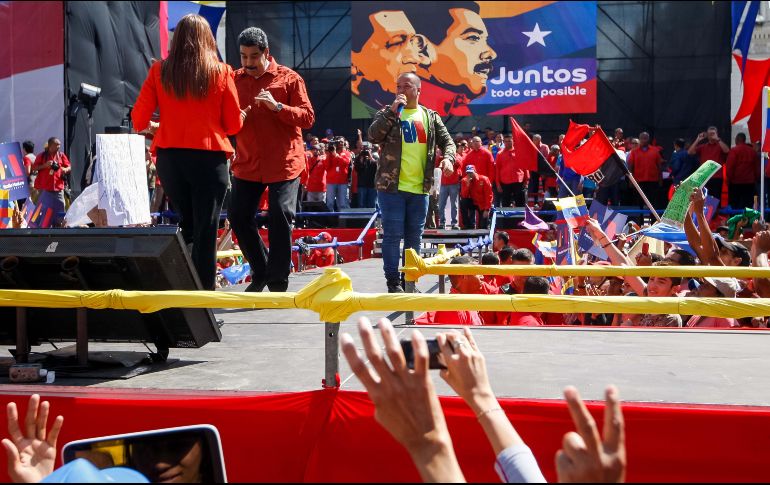 El mandatario venezolano aprovechó el momento luego de entregar los recaudos de su postulación para bailar reguetón con su esposa Cilia Flores en una tarima. EFE / E. Montilva