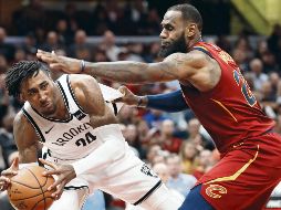LeBron James (der.) tuvo otra actuación estelar para comandar una nueva victoria de los Cavaliers. AP/T. Dejak