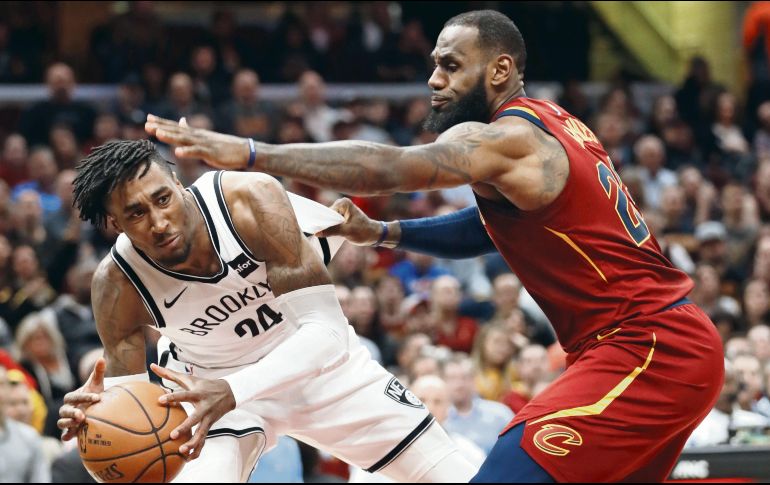 LeBron James (der.) tuvo otra actuación estelar para comandar una nueva victoria de los Cavaliers. AP/T. Dejak