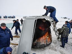 Miembros de un equipo de rescate abren la cápsula del Soyuz MS-06, con el cosmonauta ruso Alexandr Misurkin y los astronautas estadounidenses Mark Vande Hei y Joseph Acaba, tras su aterrizaje en Zhezkazgán. EFE/A. Nemenov