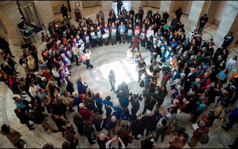 Miembros de la comunidad católica que se manifestaron ayer en favor de los 