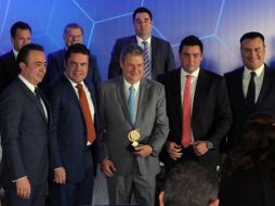 En el marco del informe de actividades del CCIJ, se entregó un reconocimiento al director general de EL INFORMADOR, Carlos Álvarez del Castillo Gregory (centro) por los 100 años de este medio de comunicación. EL INFORMADOR/E. Barrera