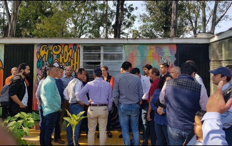 Durante el recorrido por dichas vías en torno al centro estudiantil, el ayuntamiento zapopano escucha a la ciudadanos que se acercaron a comentar sus inquietudes respecto al colonia. EL INFORMADOR / R. Bobadilla