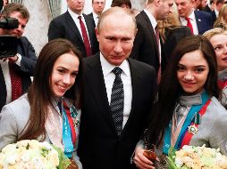 Putin alabó el carácter luchador mostrado por los deportistas rusos en condiciones adversas, en alusión a la obligación de competir bajo bandera neutral tras acusaciones de dopaje. EFE / G. Dukor