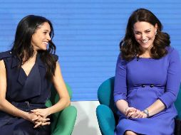 Meghan Markle (i) y Catalina, duquesa de Cambridge, se ríen en Londres, el marco del primer foro anual la Fundación Real, una institución benéfica fundada por los príncipes Guillermo y Enrique. AP/C. Jackson
