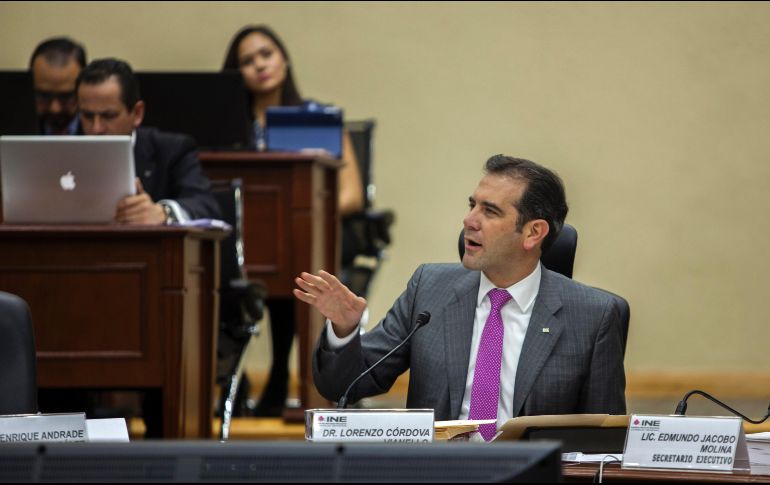 Lorenzo Córdova rememoró que en 2006 la decisión del entonces IFE de no dar los resultados del conteo rápido alimentó un debate electoral de meses. SUN / ARCHIVO