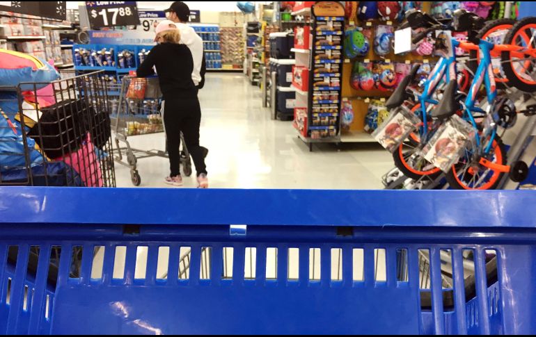 Walmart indicó que de manera simultánea quitará objetos que asemejen fusiles de asalto de su sitio web. AP/ E. Amendola