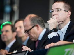 El panista acudió acompañado a la dependencia de Diego Fernández de Cevallos, Santiago Creel, Manuel Granados y Damián Zepeda . SUN / C. Rogel