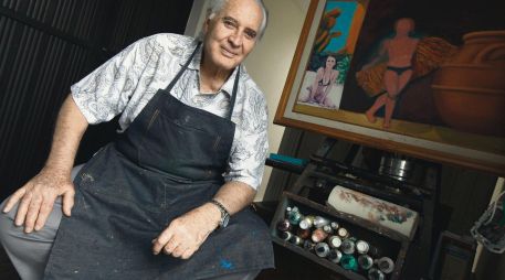 Rogelio Guerra. El histrión posa desde su estudio, ubicado en su casa. NTX