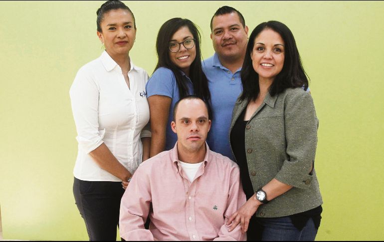 Protagonistas. El bailarín Juan Pablo (sentado), de pie de izquierda a derecha, Alejandra, Itzel, Desiderio e Isela. EL INFORMADOR/A. Camacho