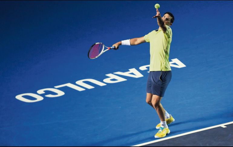 Octavos de final. Dominic Thiem realiza un servicio durante el juego de ayer ante Denis Shapovalov. AFP