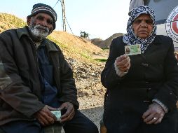 Una pareja pakistaní se prepara para ser evacuada por la Media Luna Roja Árabe Siria (SARC) de Guta Oriental. EFE/STR