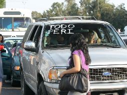 También se pide auxiliar a quienes se encuentran detenidos en paradas del transporte público ofreciéndoles un espacio en sus automóviles con la finalidad de que todos lleguen a su destino. EL INFORMADOR / ARCHIVO