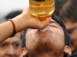 Con base en estos hallazgos, los investigadores creen que beber alcohol es probable que sea mucho más dañino para la salud cerebral que el consumo de mariguana. EFE / ARCHIVO