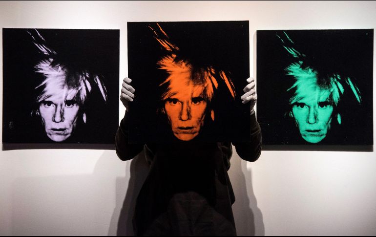 En la creación el artista configura una secuencia con su figura como protagonista, donde su cara, que alterna un color en cada lienzo, se superpone a un fondo neutro. EFE / W. Oliver