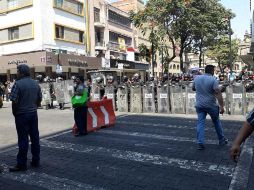 Elementos policíacos se colocan en el cruce de Ramón Corona y avenida Juárez para evitar el paso de los manifestantes. EL INFORMADOR