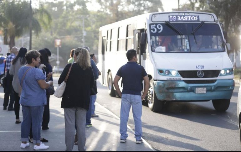 Así esperaban en Río Nilo, Loma Dorada. Se estima que 20 mil usuarios resultaron afectados. EL INFORMADOR/F. Atilano