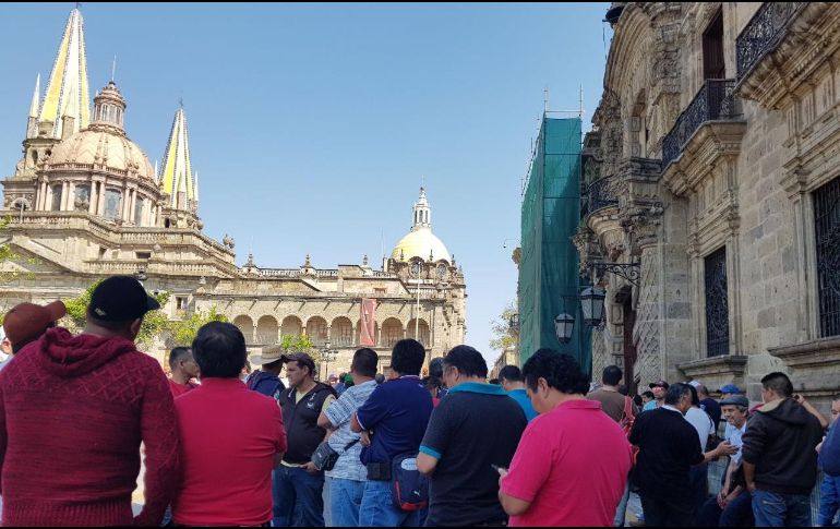 Choferes aguardan afuera del Palacio de Gobierno. EL INFORMADOR/L. Fonseca