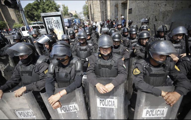 Ante la presencia de choferes, antimotines se desplegaron por 16 de Septiembre. EL INFORMADOR/F. Atilano