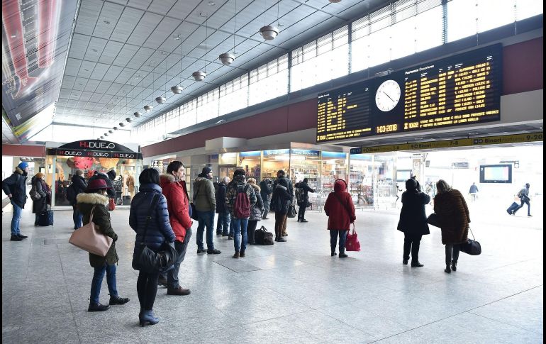 Las nevadas en el norte de Italia forzaron a cancelar la circulación de la mitad de los trenes. Viajeros revisan los avisos en la estación de Porta Nuova en Turín, Italia.