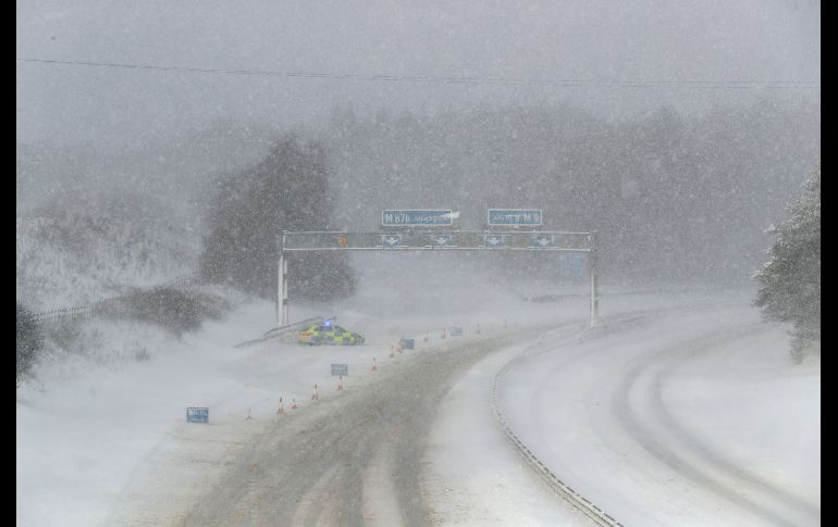 Una carretera permanece cerrada en Glasgow, Escocia. En el suroeste de Inglaterra, en el sur de Gales y Escocia fue decretada un alerta roja, lo que significa un clima extremo, que incluye daños generalizados e interrupciones de los transportes.