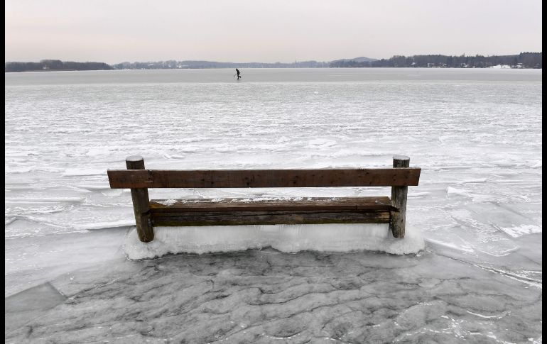 Una banca atascada en el lago congelado Woerthsee en Inning, Alemania.