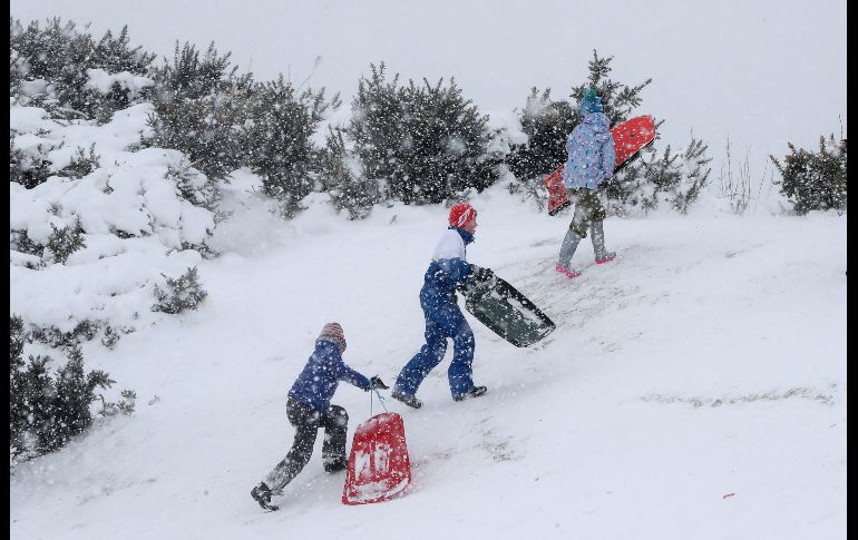 Jóvenes juegan en Co Kildare, Irlanda. El primer ministro irlandés Leo Varadkar exhortó a la gente a llegar a su casa antes de las 4 pm del jueves y quedarse allí hasta que pase la tormenta.