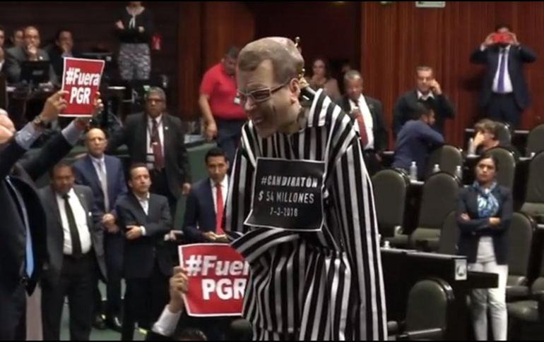 El muñeco fue vestido con un traje de presidiario y una ficha signaléctica con la leyenda 