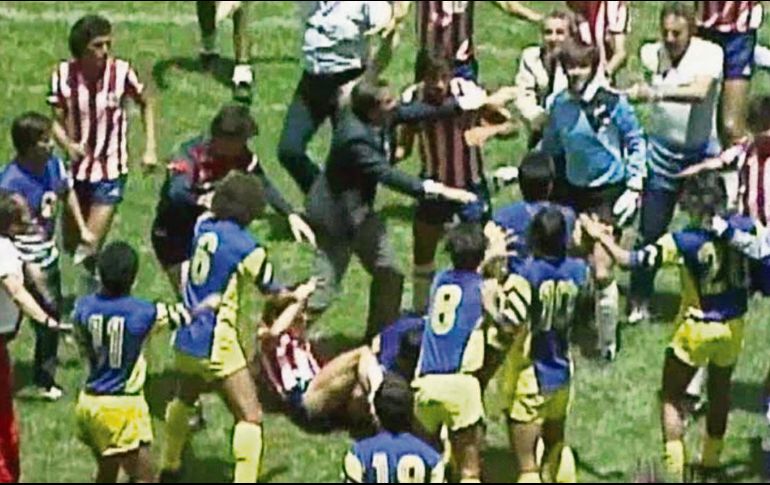 Patadas, puñetazos, cabezazos y todo tipo de artimañas se vieron aquella tarde en la cancha del coloso de Santa Úrsula, además de la frustración del equipo americanista por las burlas del conjunto tapatío. ESPECIAL