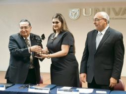 El rector, Francisco Ramírez Yáñez, entregó la estafeta a la vicerrectora de la Univer, Rosa Íñiguez Topete. ESPECIAL