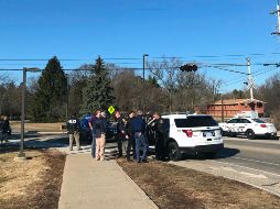 Agentes permanecen en el campus de la Universidad Central de Michigan durante el operativo de búsqueda del sospechoso. AP / L. Yanick